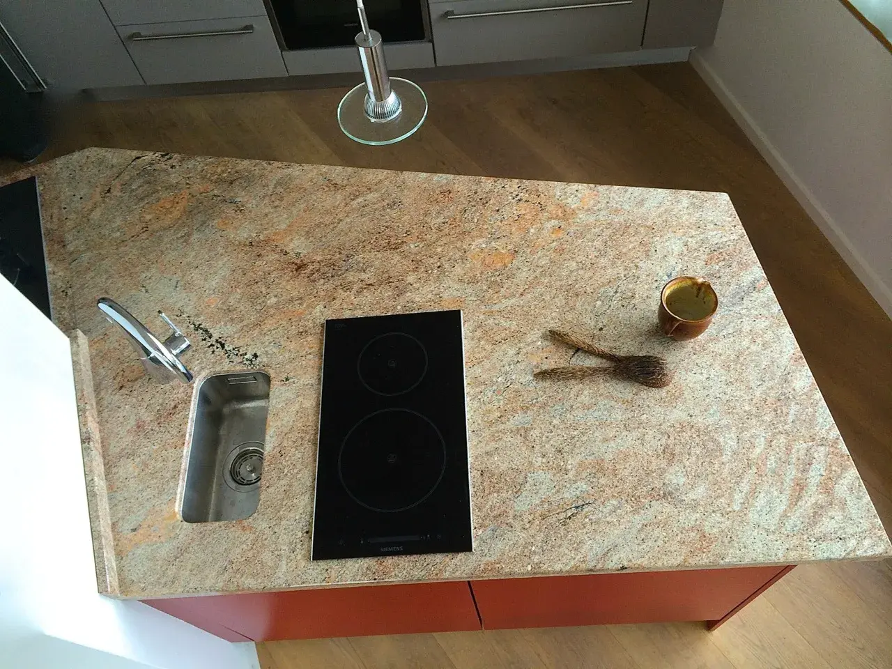 Granit-Arbeitsplatte mit eingesetztem Kochfeld und kleinem Spülbecken